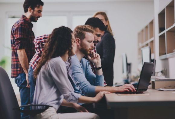 Zespół programistów Software House pracuje nad aplikacją legacy code