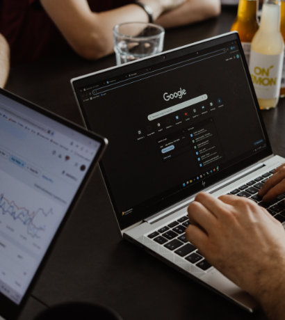 Zespół Sopchy Software House analizujący wyniki strony internetowej